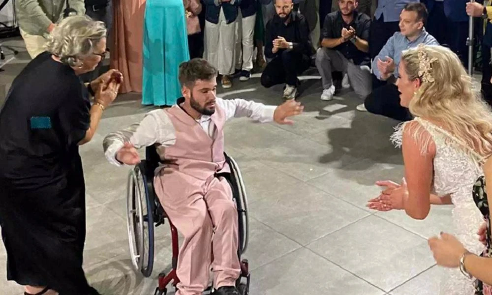 Λάρισα: Χόρεψε ζεϊμπέκικο ψυχής σε αναπηρικό αμαξίδιο στο γάμο της αδερφής του